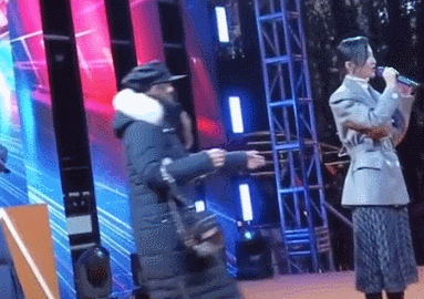 張韶涵露天商演致交通癱瘓，歌唱一半被強行拉走，向觀眾鞠躬道歉