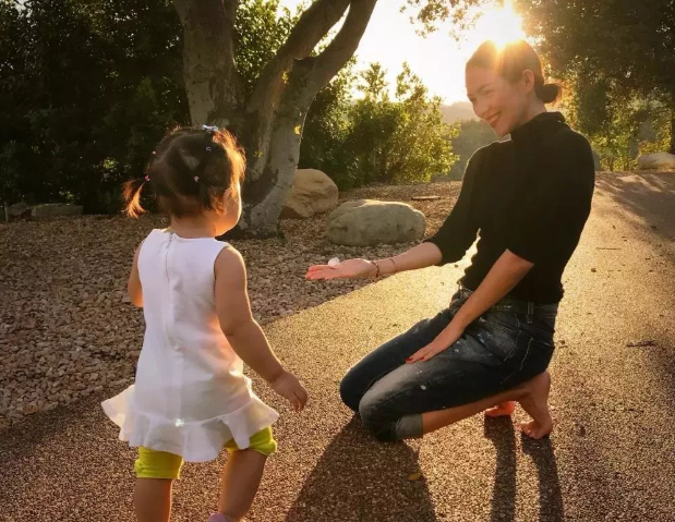 章子怡酒后手乱动，汪峰一脸尴尬不出声，她却