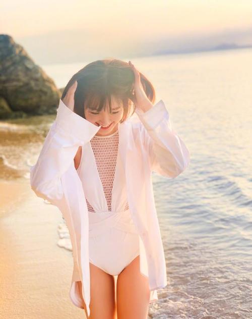 毛晓彤海边写真集合 笑颜如花 人美身材更美 一 资讯咖