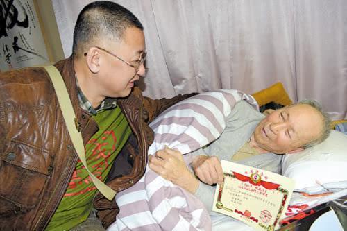 日本老兵坚持16年到中国谢罪，80岁高龄见到当年对手，下跪道歉