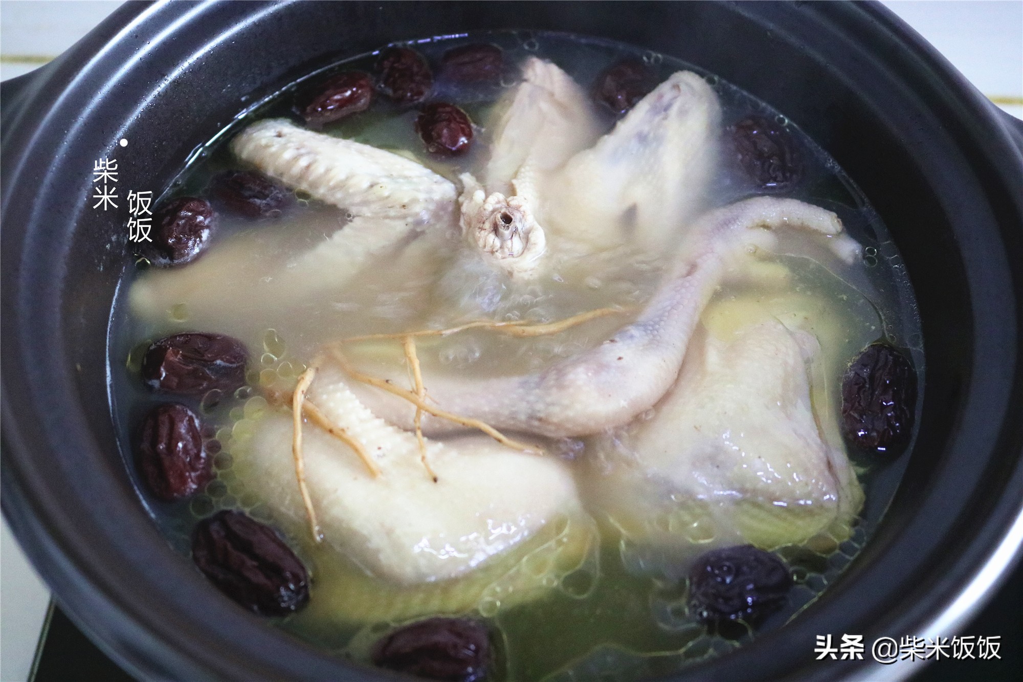 炖鸡汤，别放那么多香料，加这3样就够了，鸡汤鲜美又香醇