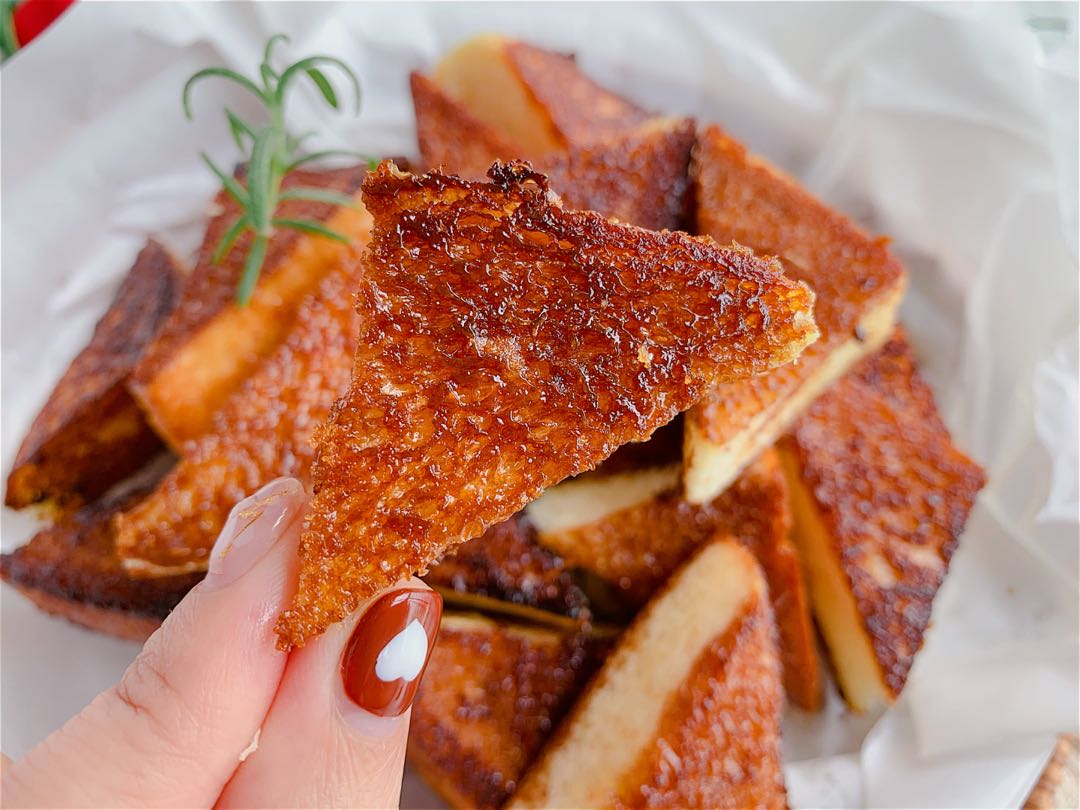 Simple toast, not a simple way to eat, a bite is crackling and crisp, you can’t stop eating a piece