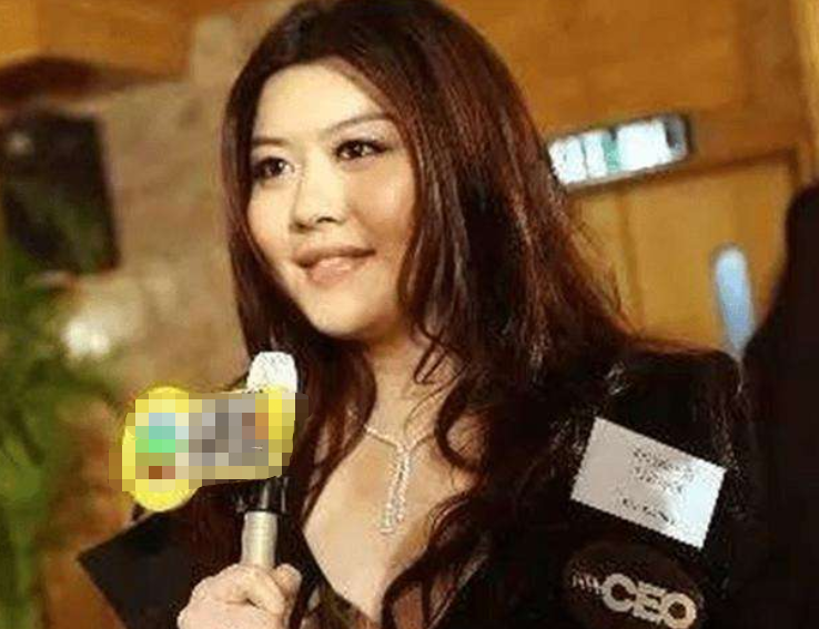 向华强三个子女：向佐成明星，向佑打架入狱，女儿最低调也最争气