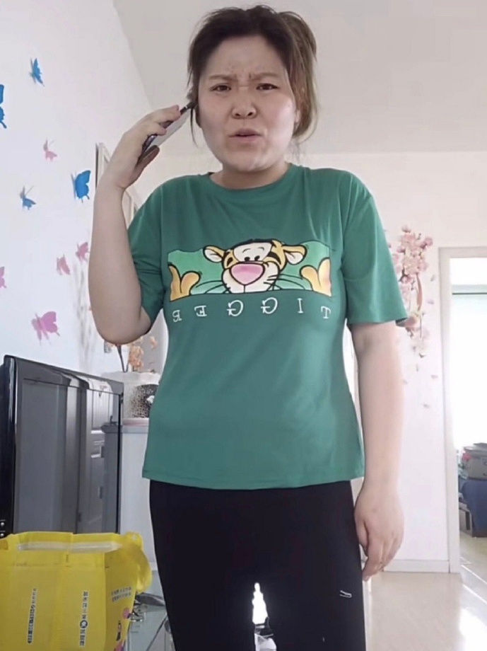 直播界女王华丽逆袭！郭老师减肥成功，黑色长裙显苗条