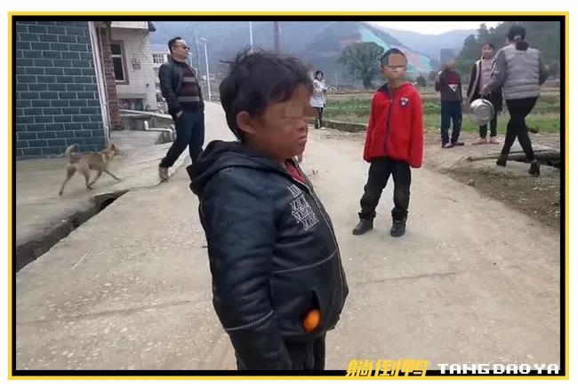 12岁“小马云”被抛弃后回村：整天唱“阿里巴巴”，见人就要钱