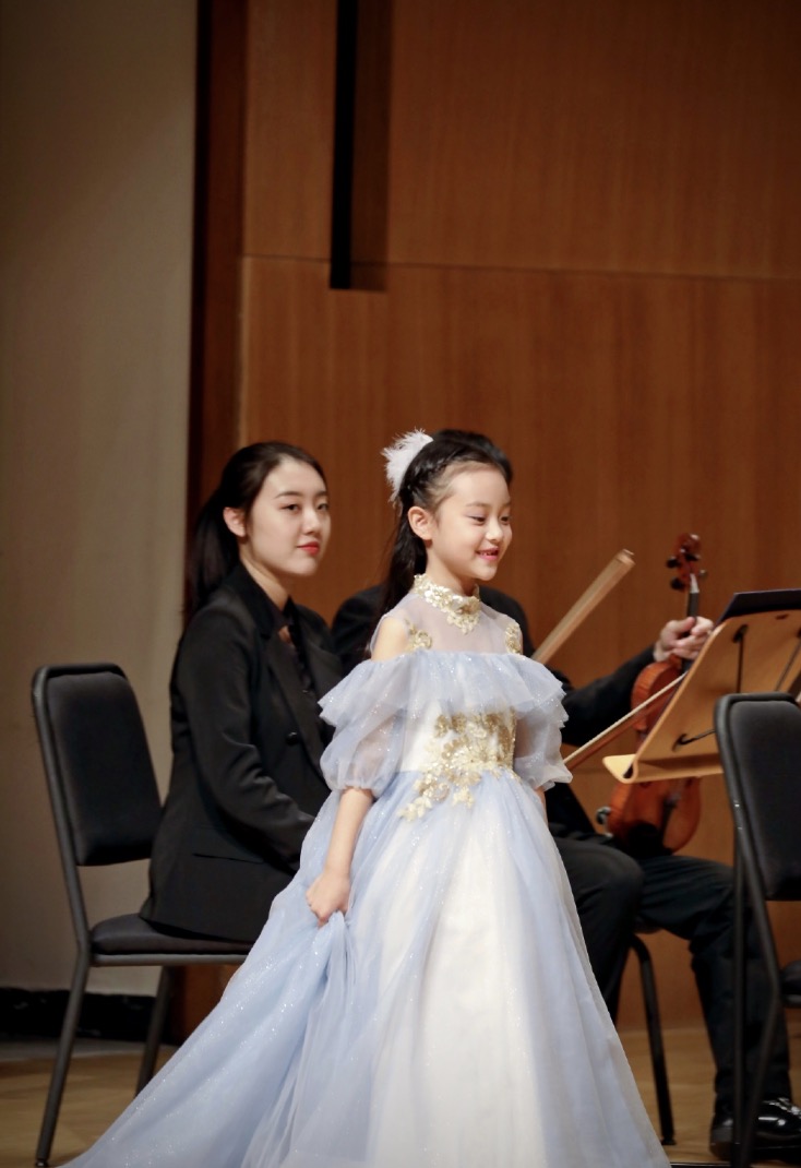 李小璐帶女兒遊故宮，甜馨輕鬆翻跟頭，被媽媽背在背上互動溫馨