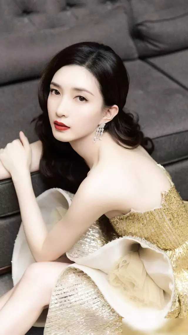 34岁的江疏影，成“小姐姐”真是迷人，迷人的穿