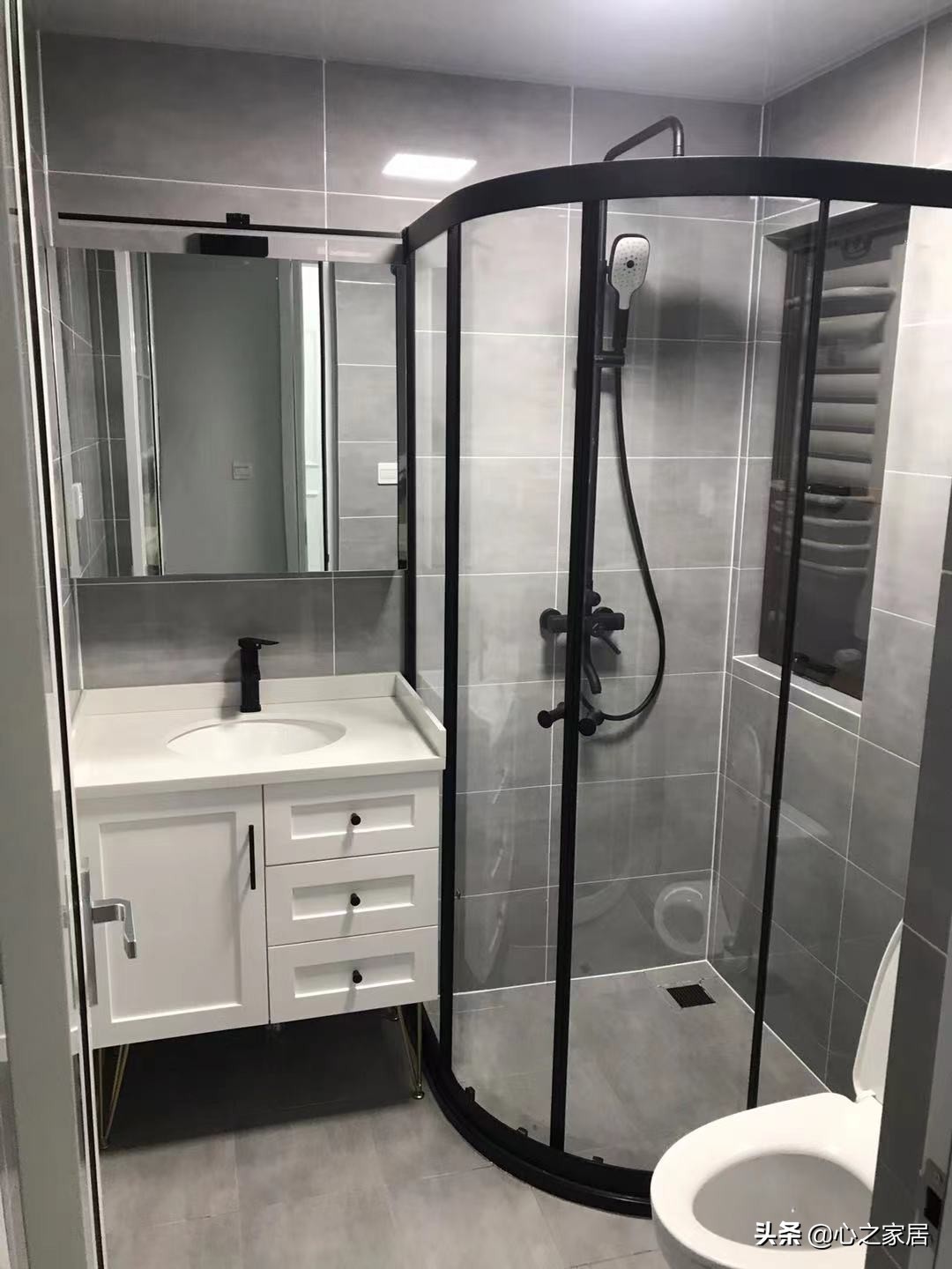 85㎡简约时尚的家装设计，没有玄关就自己打造，空间虽小但很精致