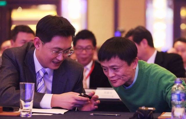 左手搭着马云，右手搭着马化腾，这个大胡子，