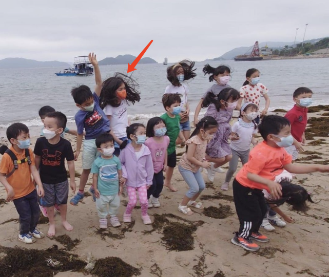 梁咏琪女儿幼儿园毕业，和同学郊游身高优越，弹唱妈妈的歌超治愈