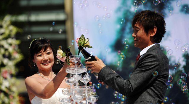 讓那英苦戀10年未婚生子、卻劈腿打人還吸毒，前國腳高峰現(xiàn)狀如何