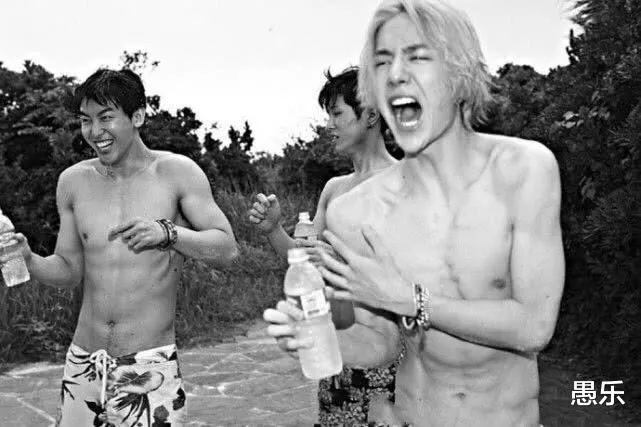 王一博旧照被扒出，五官精致6块腹肌荷尔蒙爆棚，无意暴露缺点