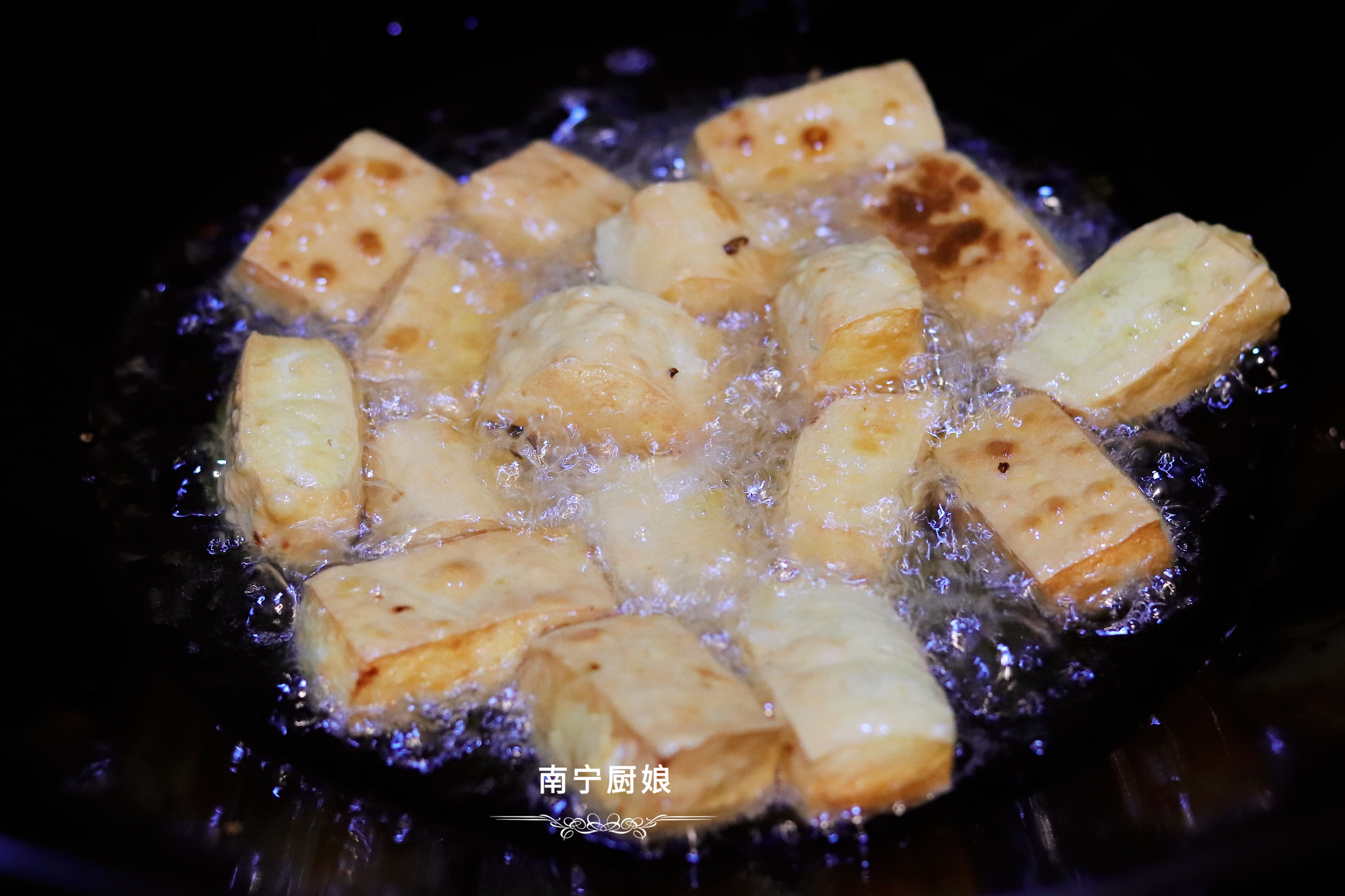 豆腐炸一炸，再和大蔥拌一拌，沒想到這麼好吃，上桌驚艷了全家人
