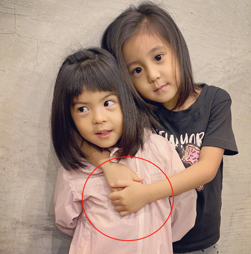 有種“姐姐”叫咘咘，和妹妹波妞合照時，咘咘的手永遠護著妹妹