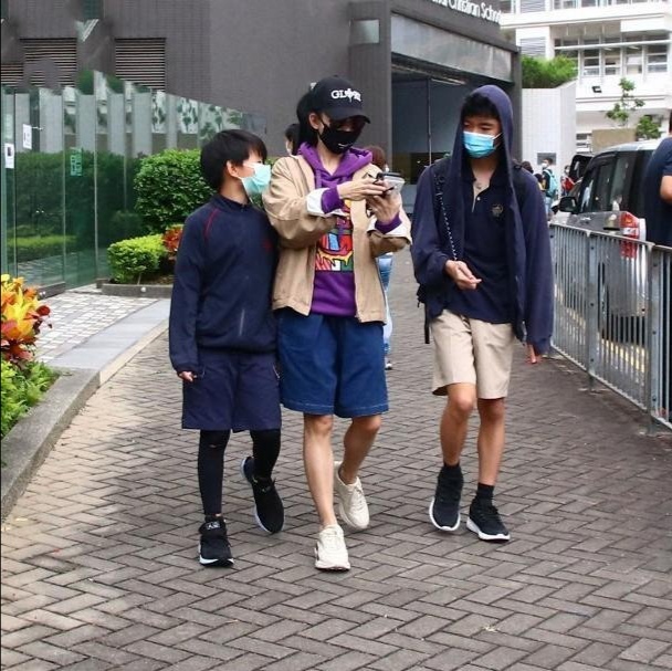 两个儿子复课！张柏芝开路虎亲自接放学，单亲妈妈魅力十足