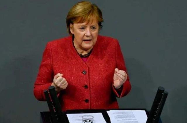 德國進退兩難，默克爾含淚道歉，民眾：都是美國害的