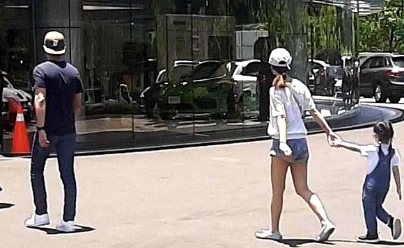 霍建华心如带女儿聚会，陈建州在现场拍余文乐意外曝光小海豚正面