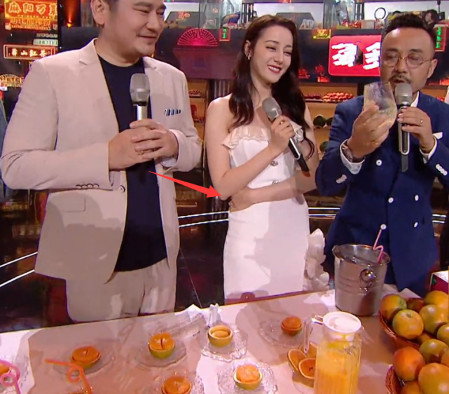 热巴直播时被求婚，汪涵慌忙抓住男人手腕，谁