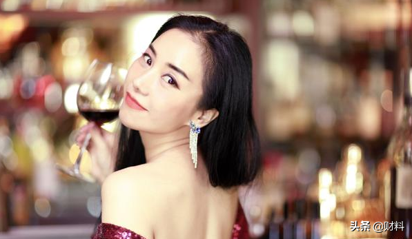 首富之女，清华出身，30岁成“投资女王”，颜值