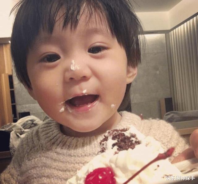 都说贾静雯女儿咘咘美，但她这几张合影，却被别人抢了“风头”？