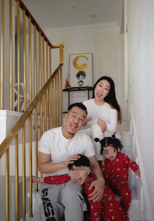 “许大茂”晒一家四口合照，47岁才结婚，小10岁娇妻另有俩娃