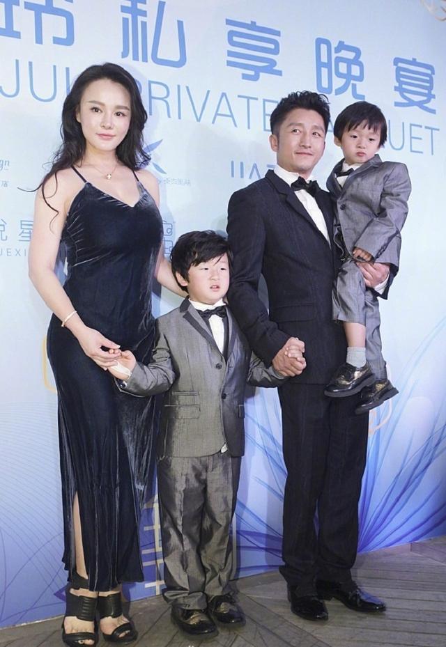 鄒市明一家四口走機場，老公過冬老婆還在夏天，倆兒子穿得都挺潮