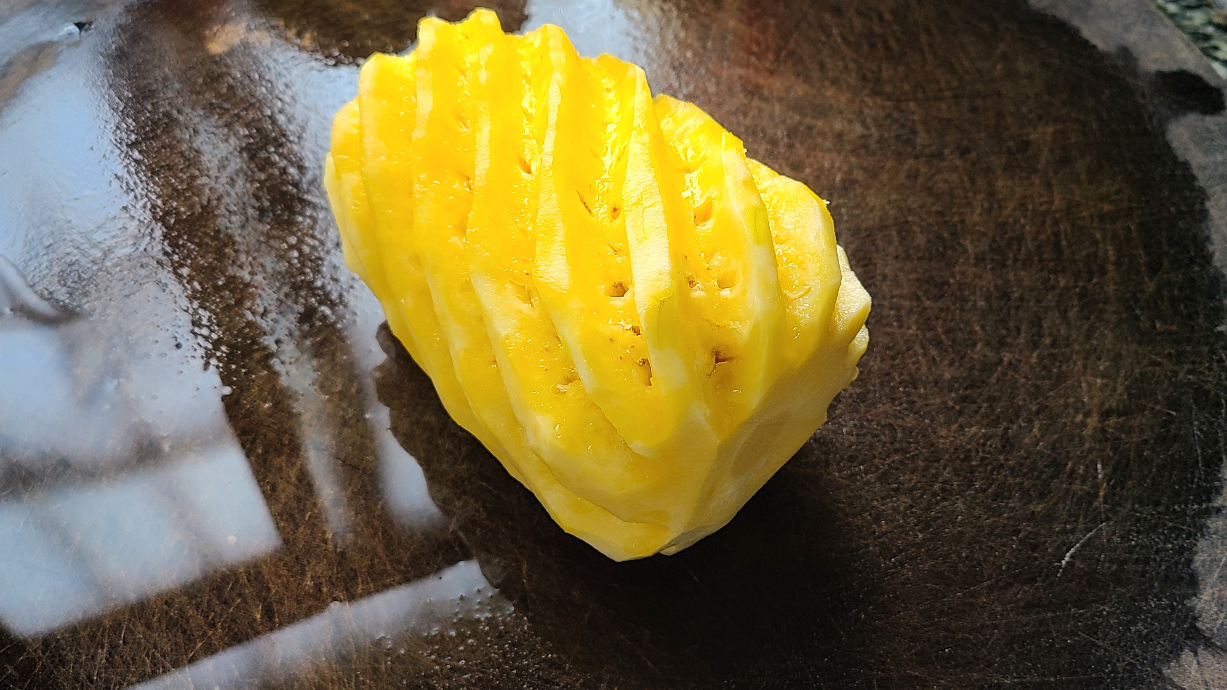 菠萝咕噜肉，广东夏天很火的一道美食，开胃又好吃，味道特别