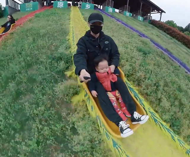 張晉曬一家五口幸福出遊，蔡少芬再現坑娃日常，兒子被嚇到大哭