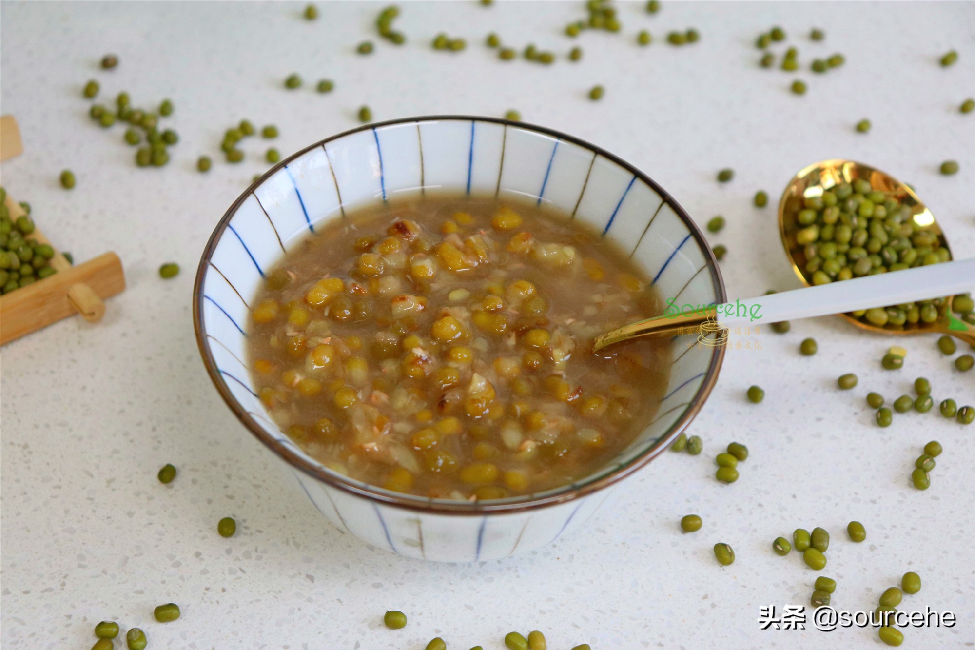 夏天，煮绿豆糖水时多加两物，消热解暑，冰爽解渴，简单又好吃
