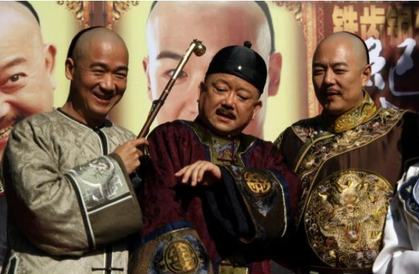 72岁的王刚为赚钱仍在演戏，妻子却爆出月花百万，为何宠上了天