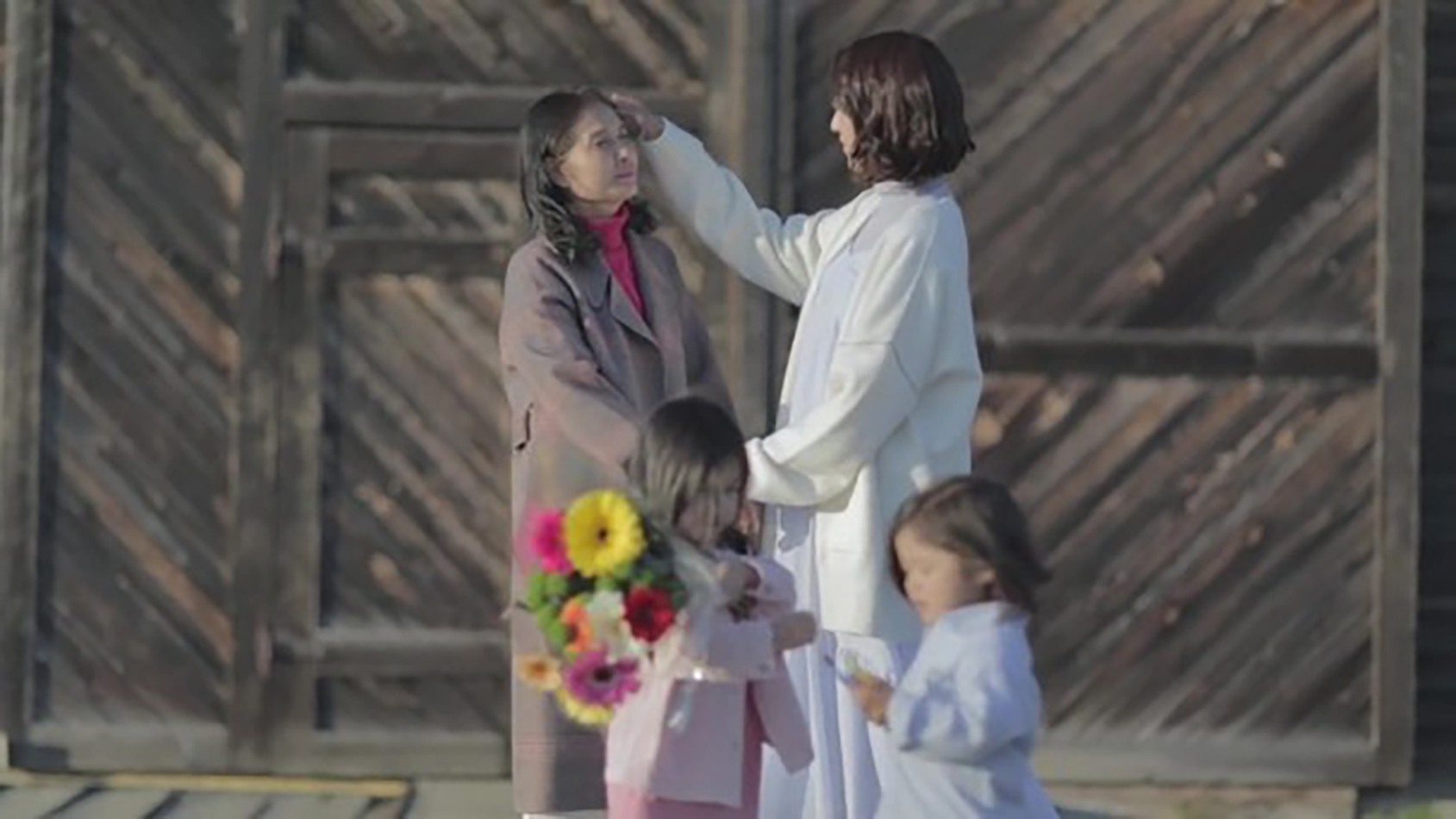 鍾嘉欣拍母親節MV，父母老公子女出鏡，三代同堂牽手散步溫馨感人