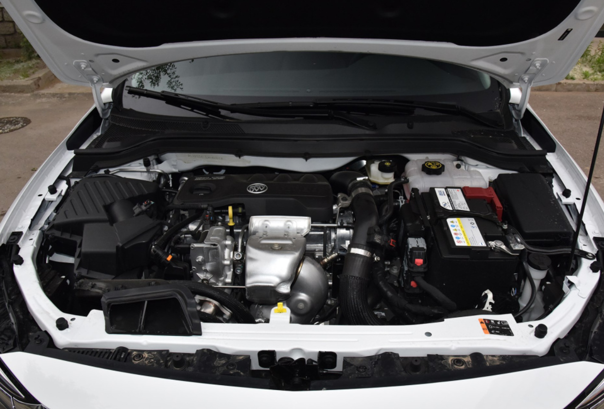 别克英朗适合工薪家庭，1.5L很省油，好开还实惠