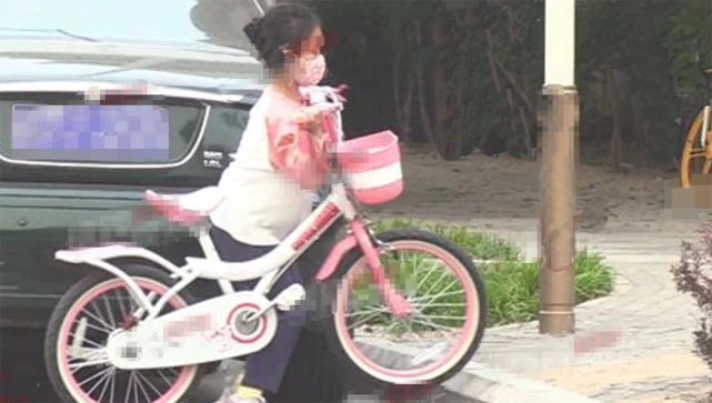 7岁甜馨相当独立，街头骑单车又美又飒，使劲抬