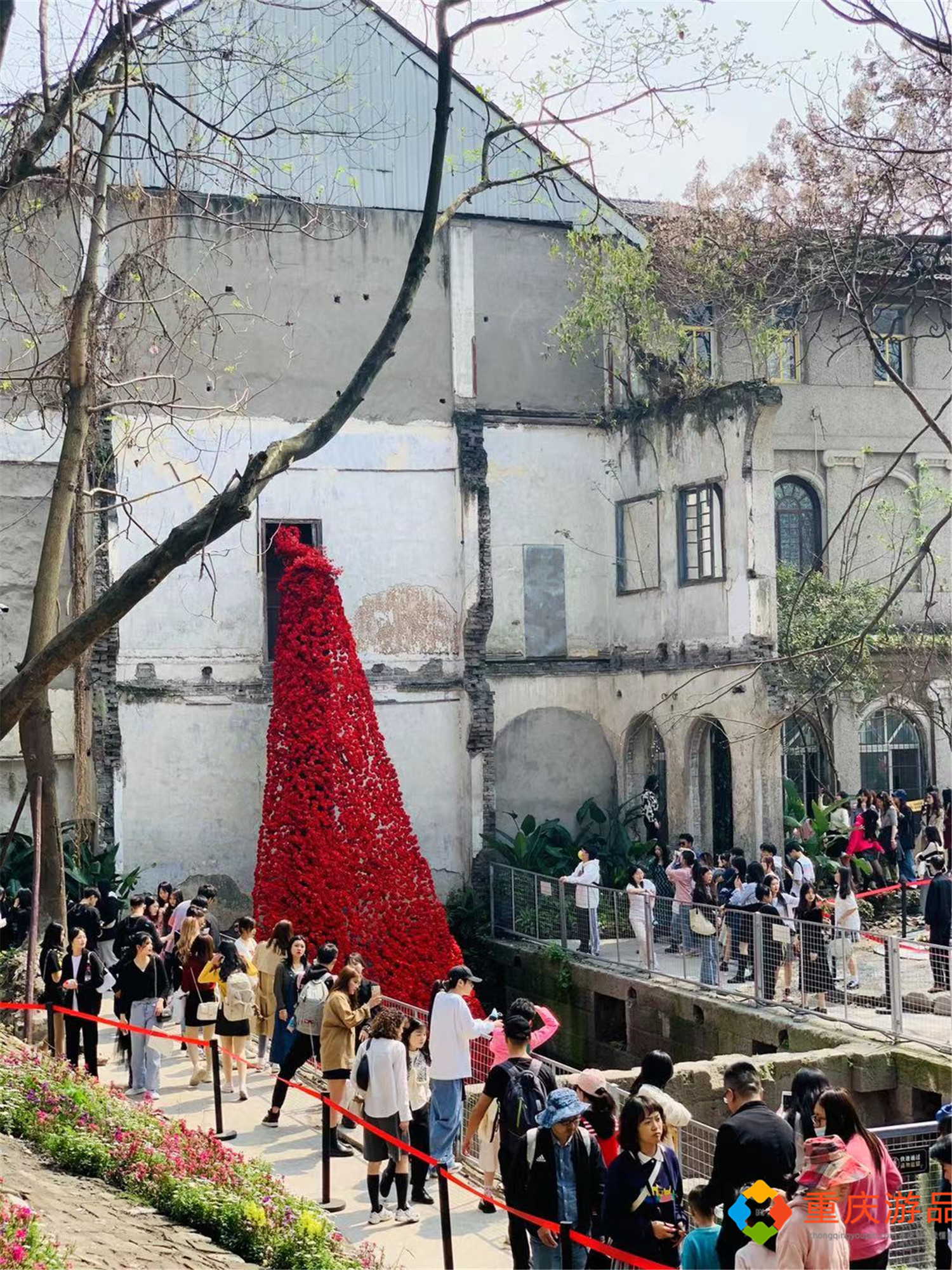 重庆2021年热门打卡地：山城巷法国教堂，废墟之上的望江花园