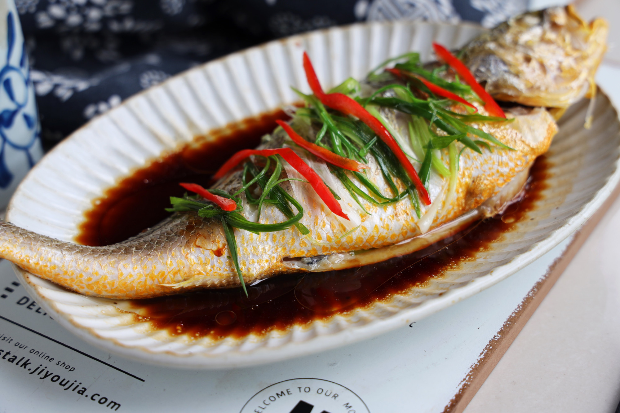 最近迷上了吃鱼，肉多刺少超鲜嫩，不管清蒸红烧，每顿一条不够吃