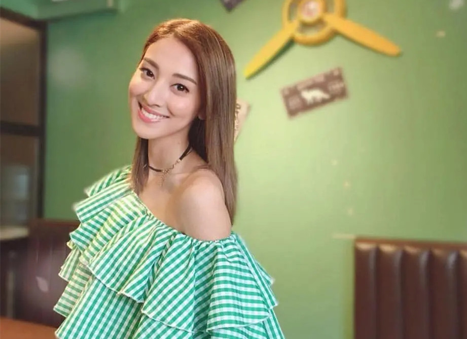 陳凱琳攜鄭嘉穎出席弟弟婚禮，姐弟長相引熱議，曾澄清家族無混血