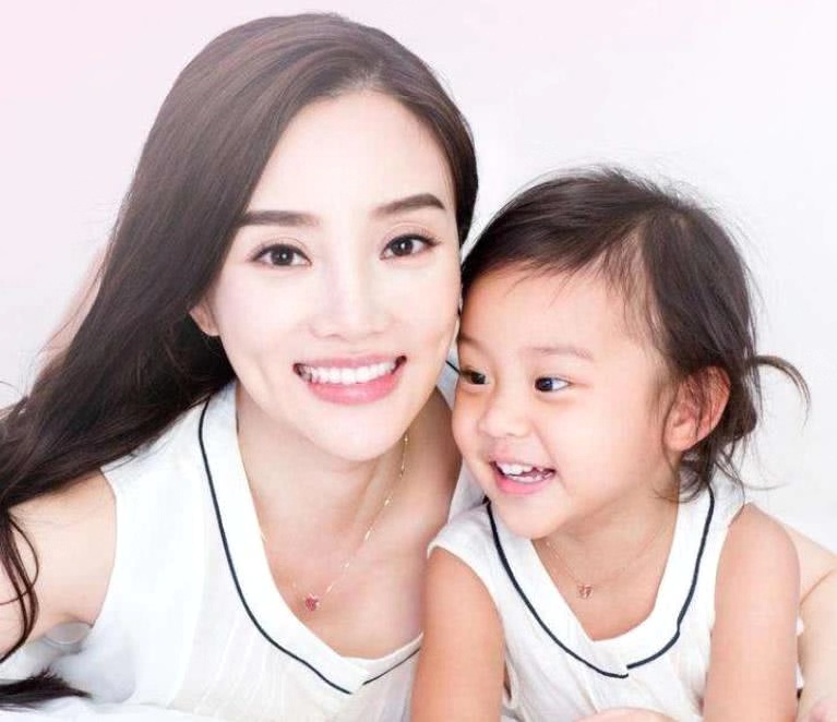 有一种“基因”叫生了个自己，戚薇李小璐还好