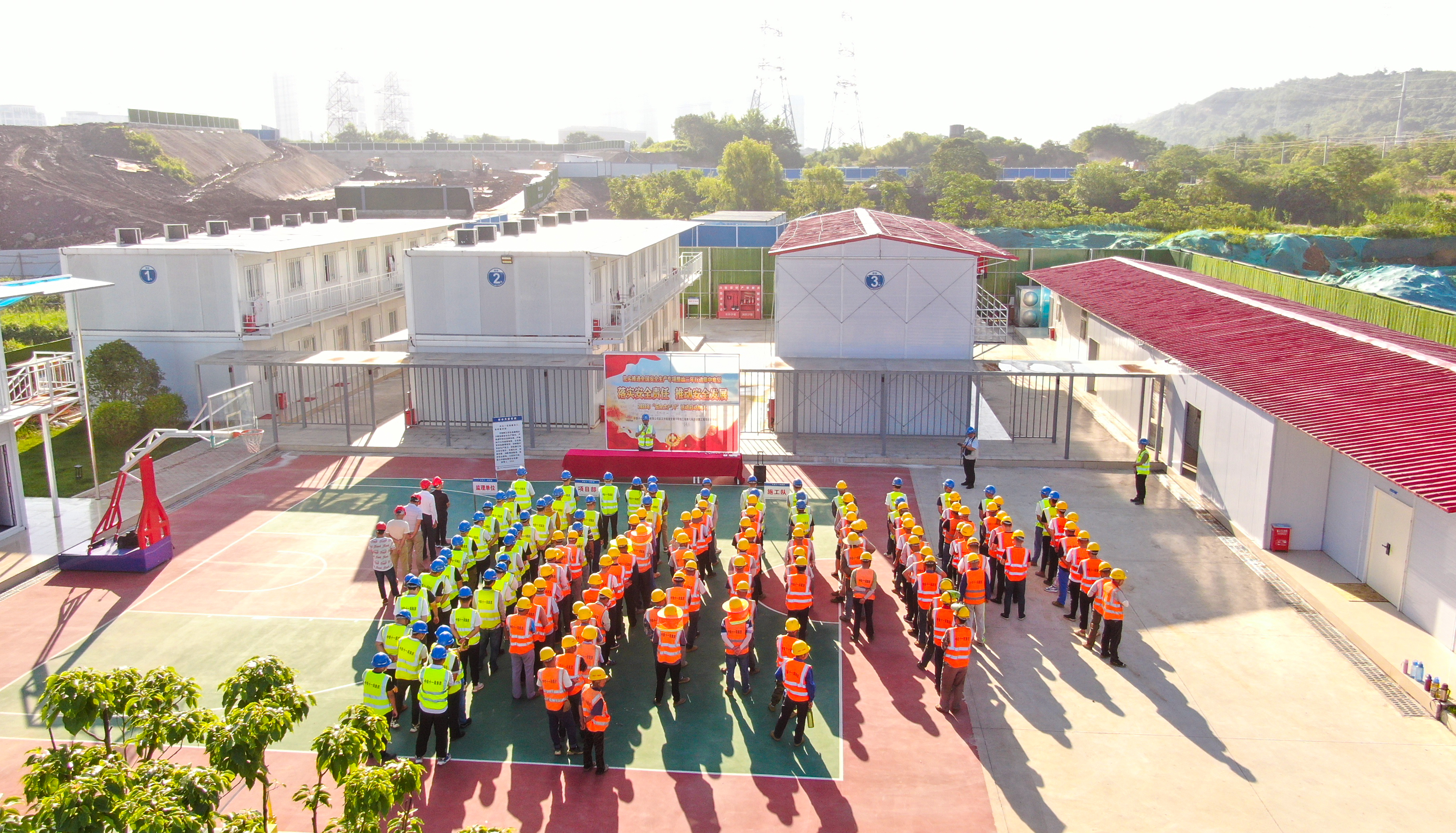 武汉轨道交通7号线前川车辆段项目部举行“安全生产月”活动仪式