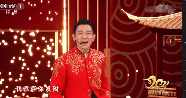 郭晶晶攜夫貼春聯，穿3年前舊衣擋不住高貴氣，三個娃眉眼都像媽