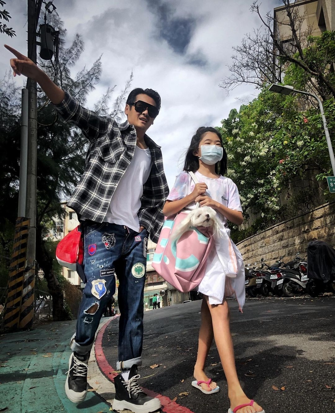 曹格10歲女兒亭亭玉立，與爸爸同框像情侶，被讚漫畫腿出眾