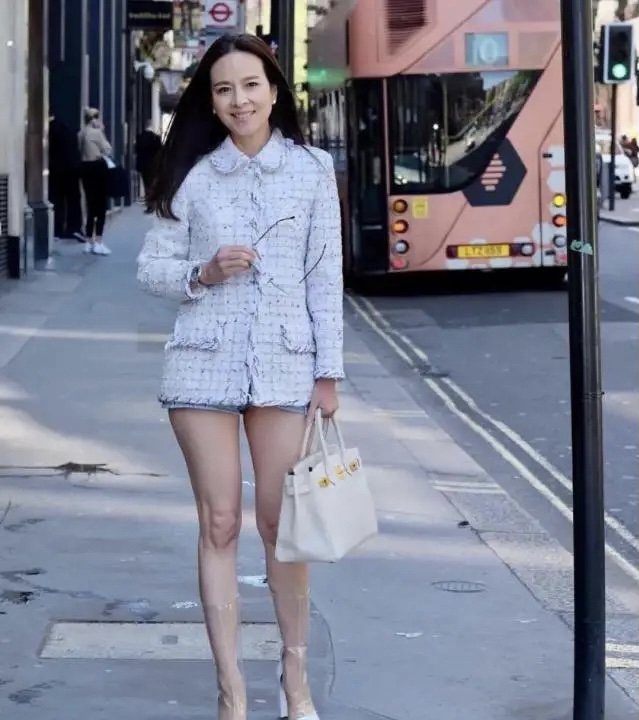 泰国名媛伍伦盼太有魅力，54岁保养如少女，难怪