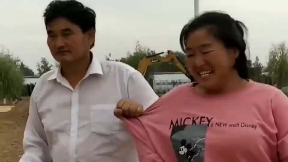 把儿媳陈亚男成功带出圈，又花300万海南买房，