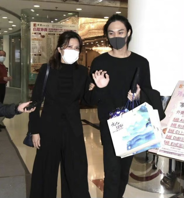 吴孟达儿子丧礼表现遭质疑：精心打扮后现身，