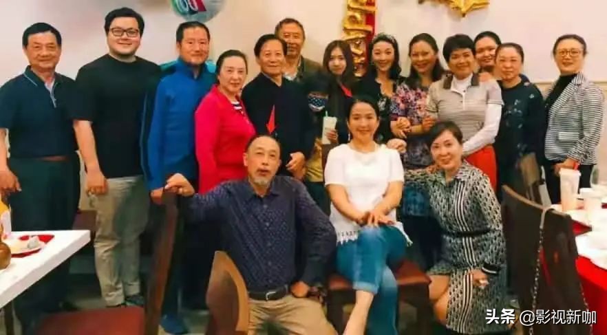 61岁吕丽萍给儿子理发，头发花白，33岁张博宇比父亲都显老