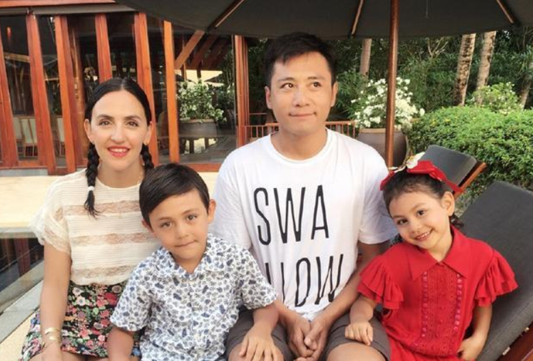 刘烨女儿近照曝光，满头卷发尽显异域风情，却被两颗大板牙抢风头