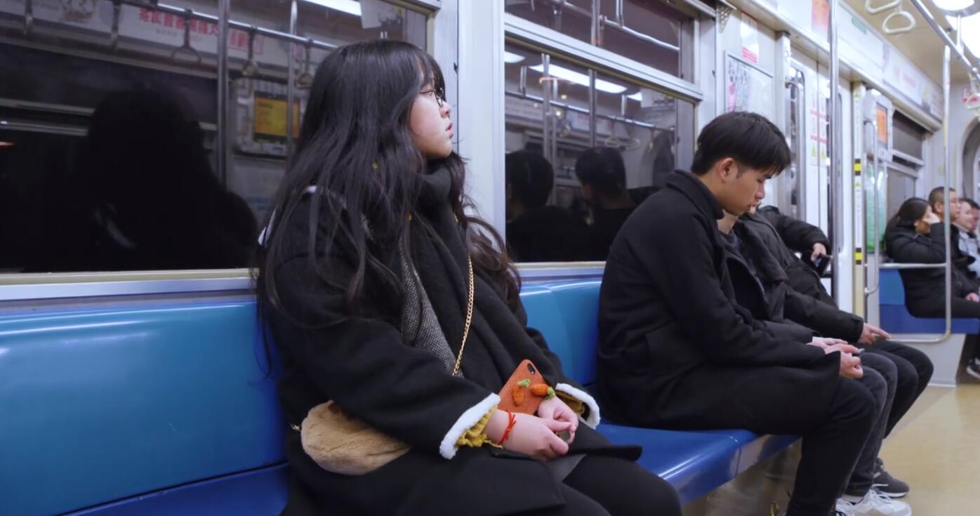 重庆城里的普通人：归乡的游子，拼搏的年轻人，骑机车的耙耳朵