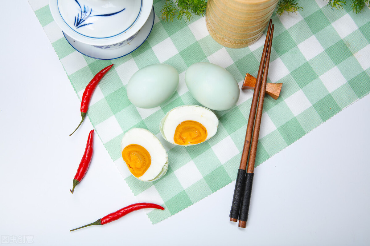 鴨蛋醃製很簡單，不要只會加鹽，多加一個步驟，鴨蛋易流油和起沙
