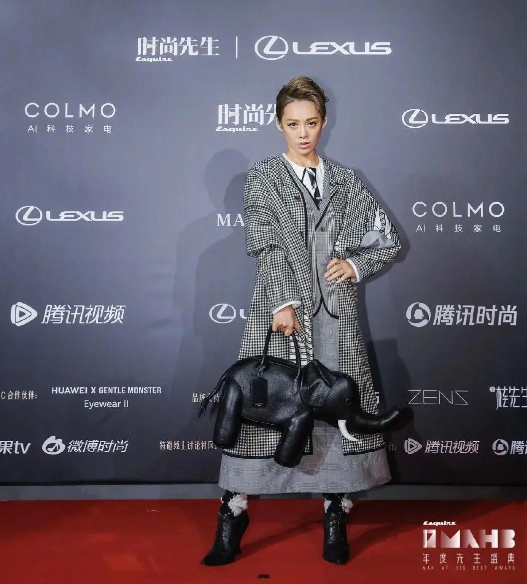 人间尤物张雨绮，怎么把10w的迪奥穿成3块8包邮的