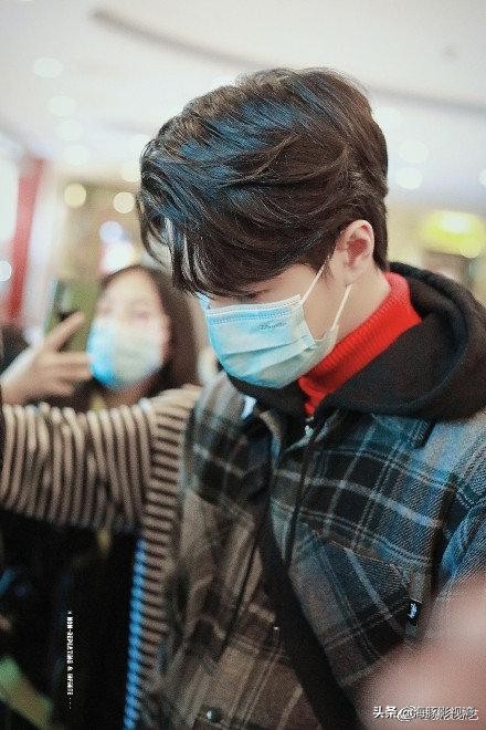 Wang Yibo shows a body CCTV spring late couplet discharges the spot! 