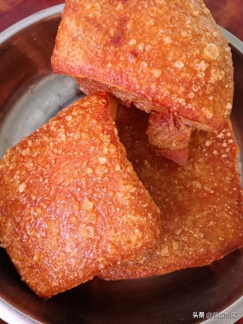 過年炸扣肉，謹記“2不放6竅門”，扣肉金黃不腥，起泡出虎皮！